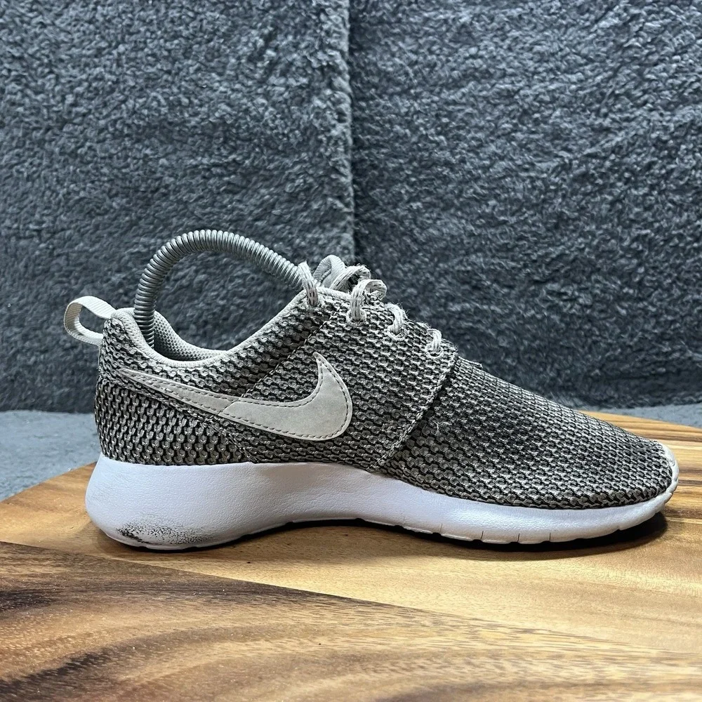Nike Roshe 599728-041 Light Bone Cobble Stone Shoes Women's Size 6.5 Kids‎ 5Y